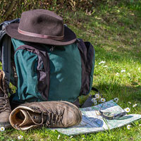 Mochila, camperas y mapa con brújula Mochila, camperas y mapa con brújula